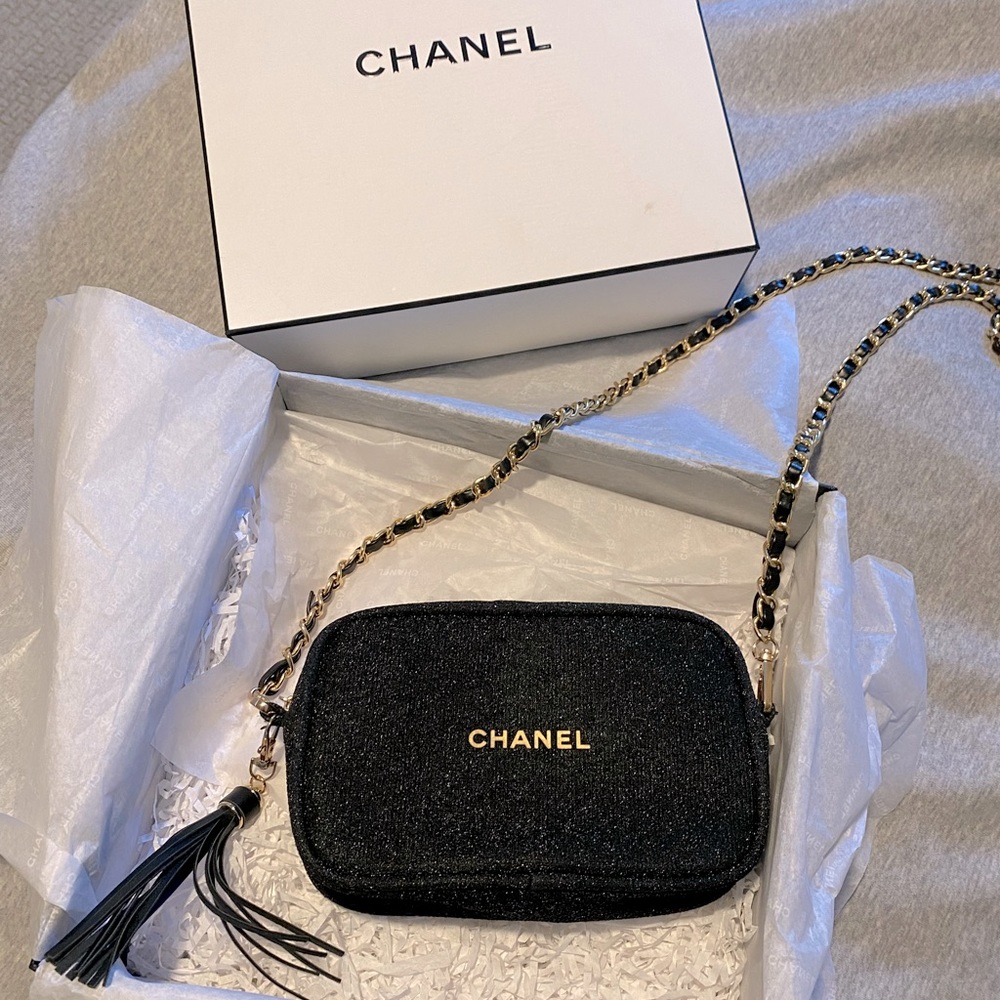 2020 Chanel beauty holiday pouch crossbody